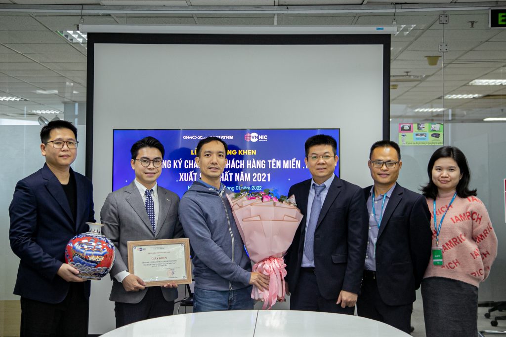 TENTEN.VN vinh dự nhận Bằng khen Nhà đăng ký chăm sóc khách hàng tên miền .vn xuất sắc nhất 2021